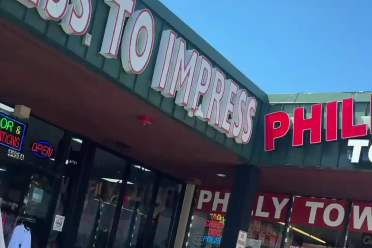 The front of a shop seen from the parking lot.